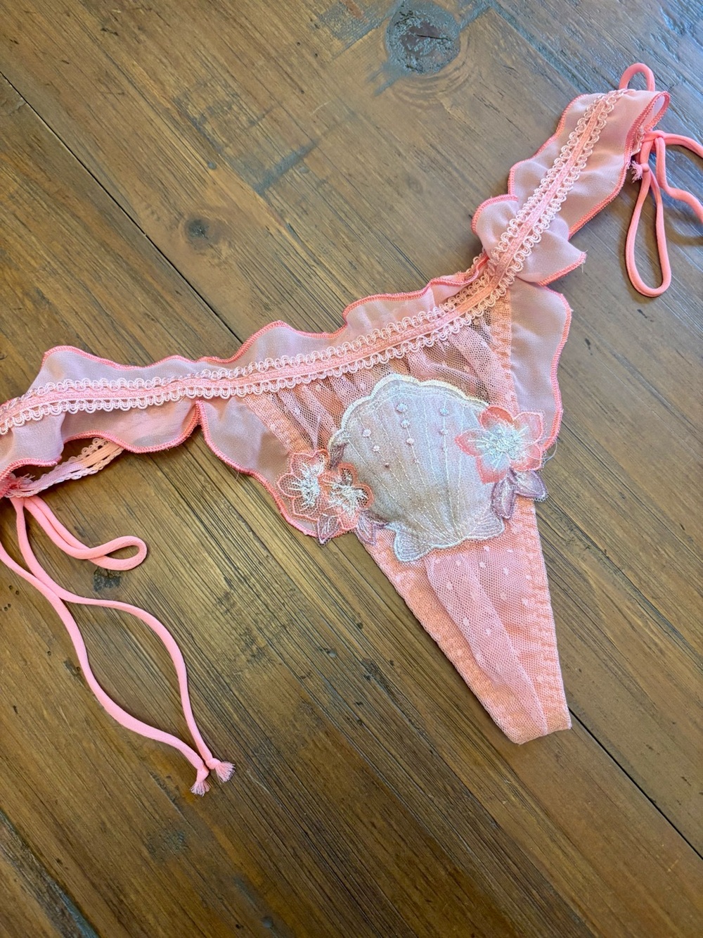 NWOT for love and lemons embroidered seashell thong